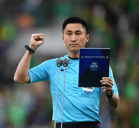 马宁世界杯“捂嘴”判罚引爆热议：中国裁判尺度如何影响亚洲足球格局？